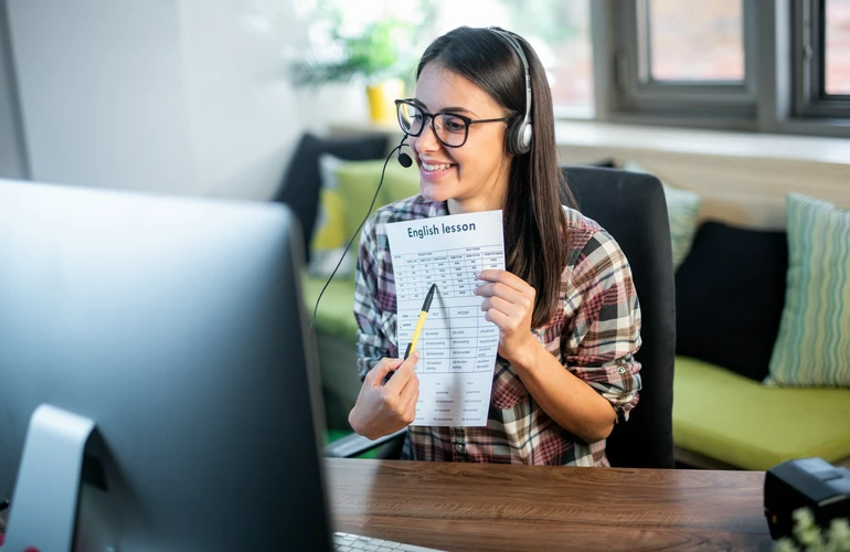 Kobieta pokazująca kartę do laptopa